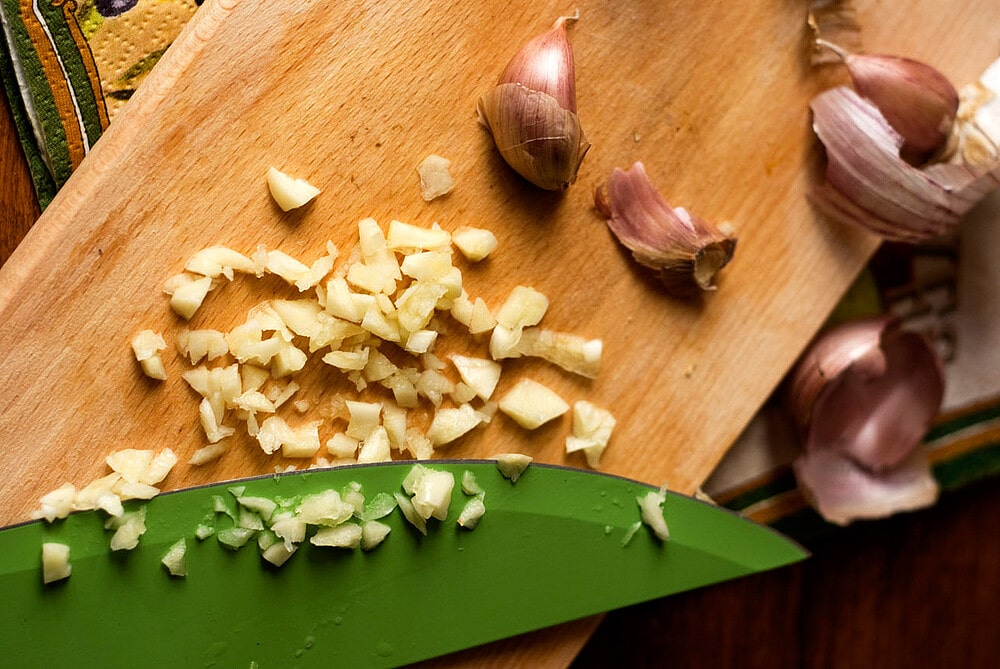 Two Super Easy and Fast Ways To Peel Garlic