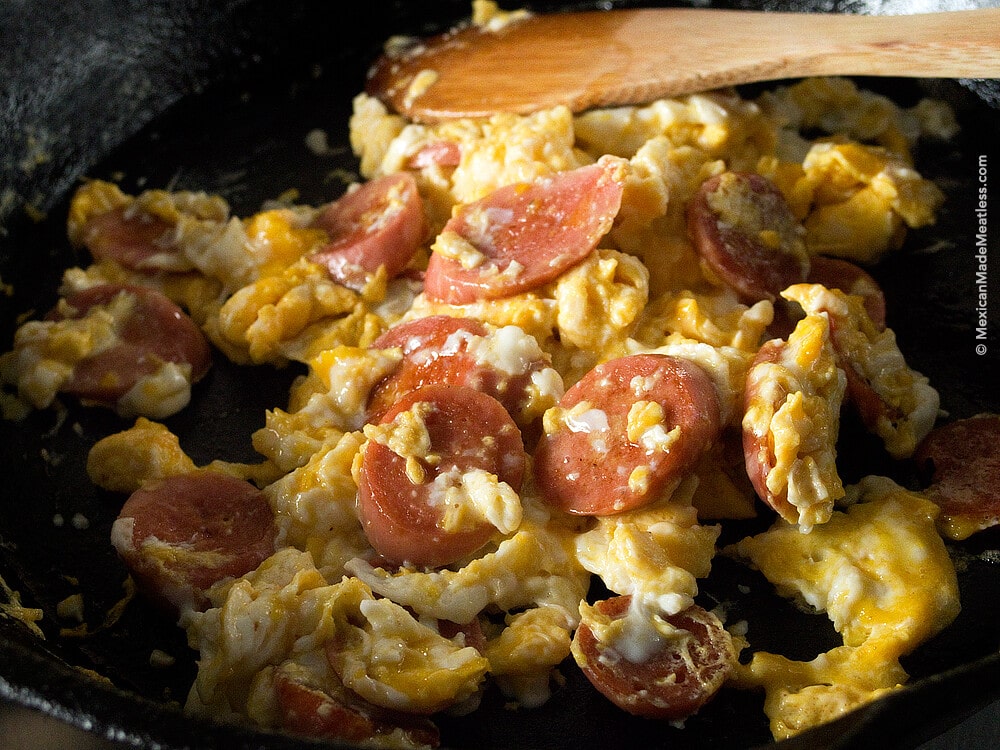 Scrambled #Eggs with (#Vegan) Hot Dogs: A Very Mexican Kid Breakfast | #huevos revueltos con #salchichas #veganas