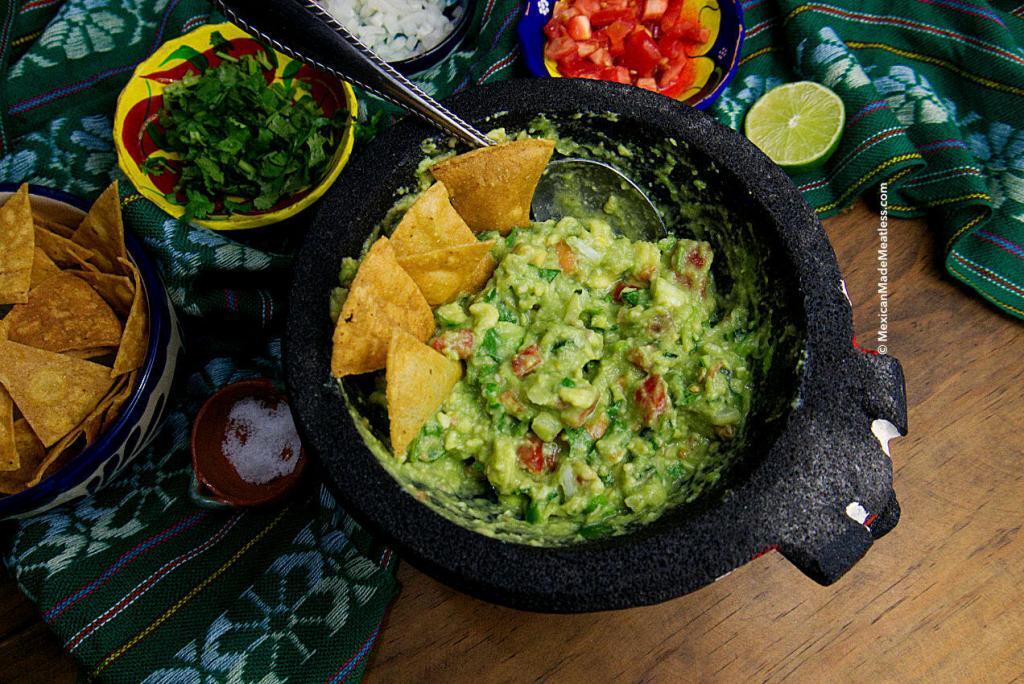 Small Batch Guacamole Recipe | How to make authentic #guacamole at home. #vegan #veganmexican #partyfood #tailgatingfood #superbowl #cincodemayo #avocado #traditinalrecipe