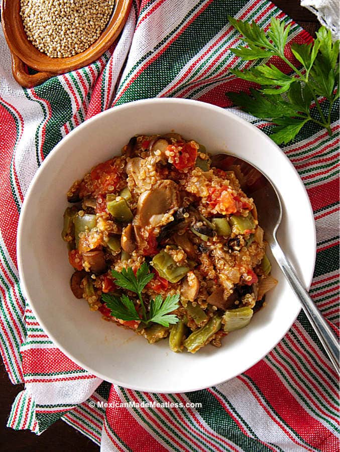 Quinoa con nopales is a super easy dish that can be served as a main meal or as a side dish.