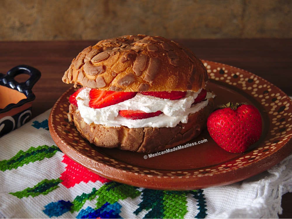 How to make a concha stuffed conchas with whipped cream or Nutella and strawberries.