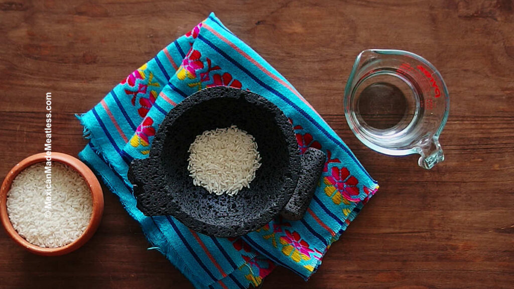 How to season a molcajete with rice and water.