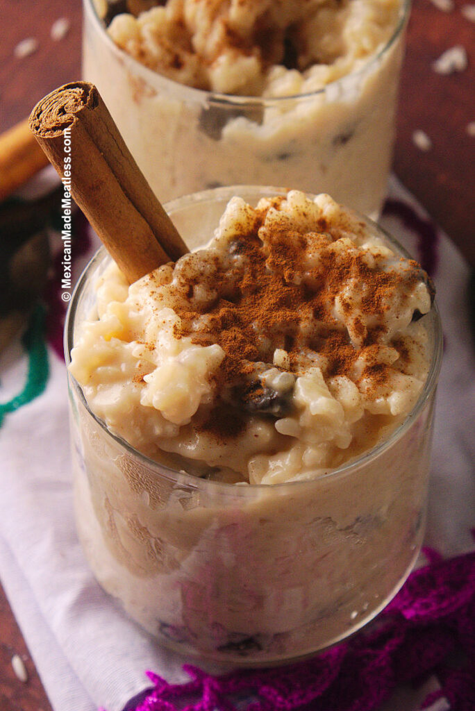 Glass full of Mexican arroz con leche and sprinkled with cinnamon.