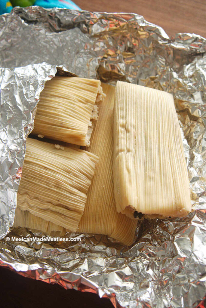 How to use aluminum foil to store tamales. 