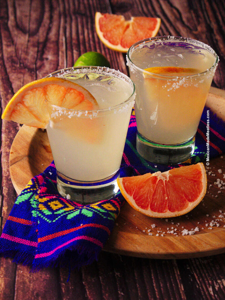 A low-calorie or skinny paloma cocktail made with grapefruit and silver tequila.