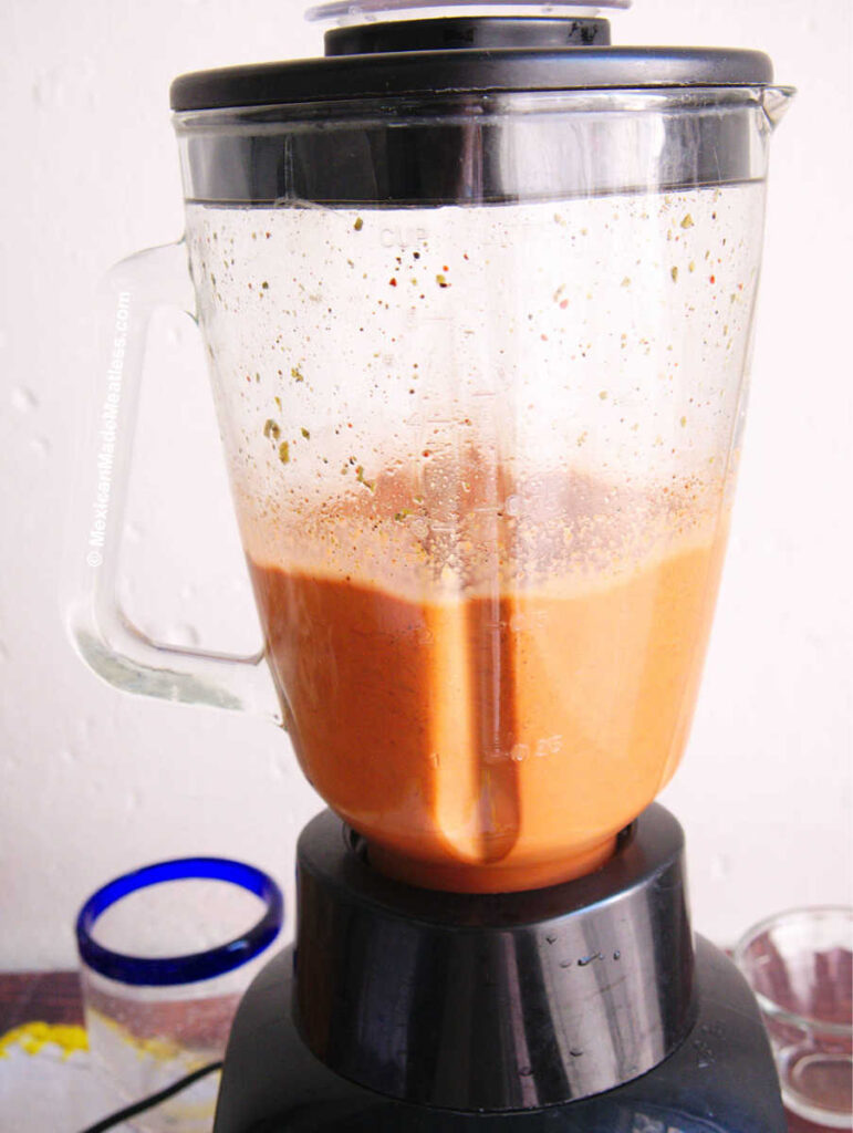 A blender blending the marinate sauce for making cochinita pibil. 