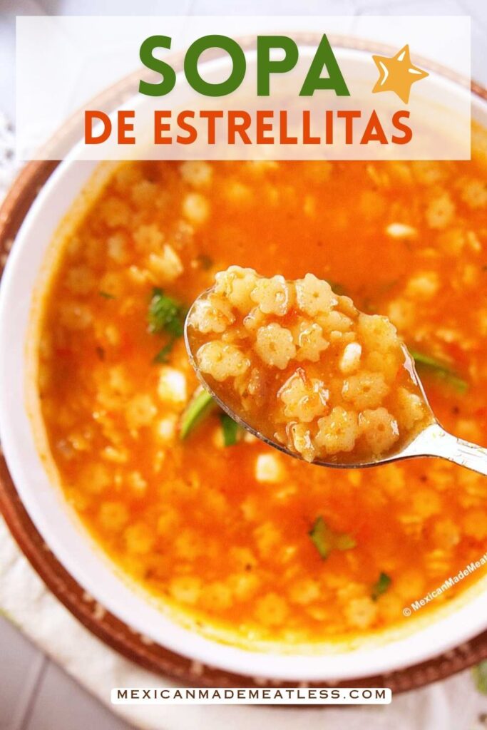 A close-up of a bowl of star-shaped pasta soup in a tomato broth, with a spoon holding some of the pasta above the bowl. Text on the image reads "Sopa de Estrellitas".