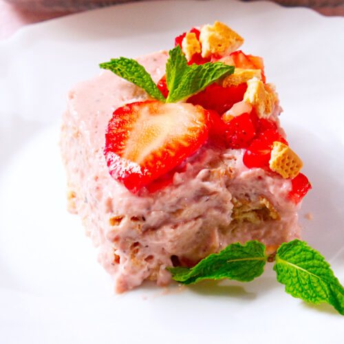 Carlota de fresa Mexican strawberry icebox cake made with Maria cookies and fresh strawberries.